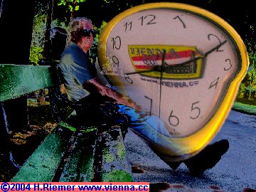Pensionsvorsorge - Pensionist. Uhr zeigt, es ist spaet